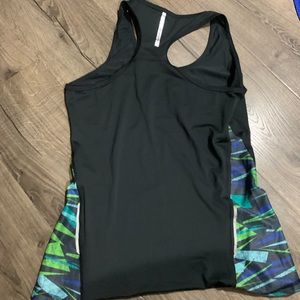 Women’s medium tank Under Armour.